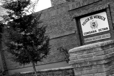 MDZol | Ingresó aprehendido a la Comisaría 8va con un arma de la policía. Foto: Archivo/Mediamza.com