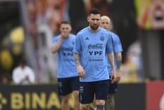 Un intruso burló la seguridad del predio y llegó hasta Messi. Foto: Télam