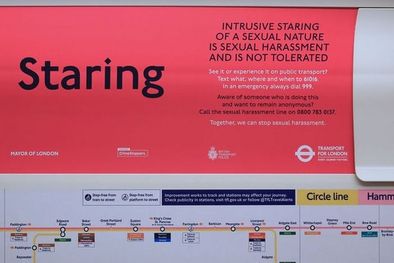 MDZol | Mirar fijamente de manera intrusiva y sexual es acoso sexual y no se tolera, dice este cartel en el metro de Londres. Foto: GETTY IMAGES