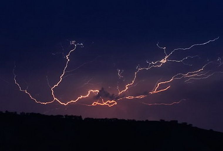 Una poderosa imagen de un rayo en medio de la oscuridad. Foto: gentileza