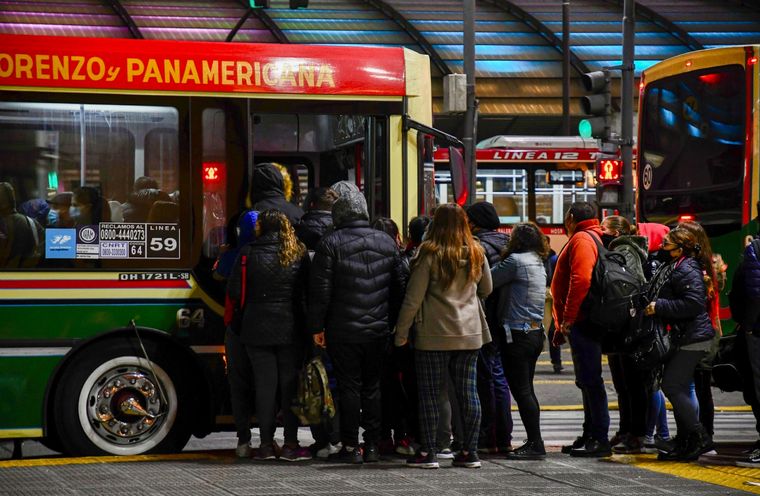 Mañana aumentan 8% las tarifas de colectivos y trenes en el AMBA Foto: Telam