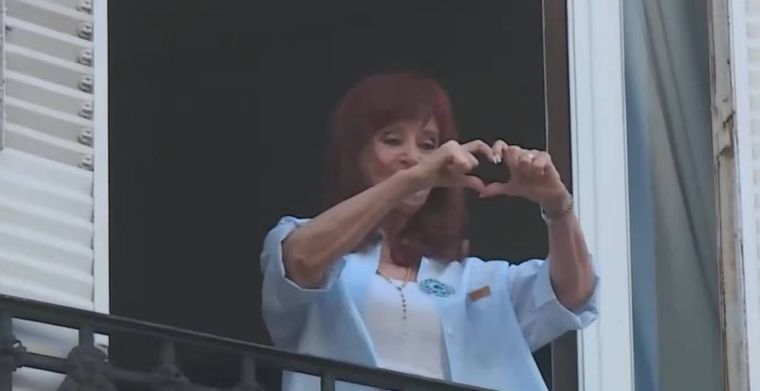 CFK saludó a la militancia que celebró su cumpleaños