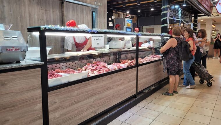 Carne por pieza y promociones, estrategias clave para sostener las ventas en una Argentina que coquetea con la hiperinflación. Foto: Julián Crowe / MDZ
