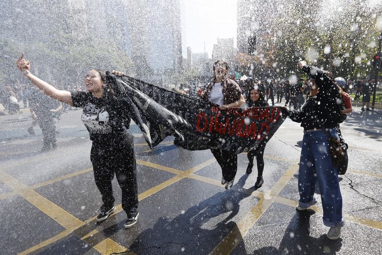 Las calles de Santiago de Chile volvieron a ser escenario de protestas estudiantiles. Foto Efe Las calles de Santiago de Chile volvieron a ser escenario de protestas estudiantiles. Foto Efe