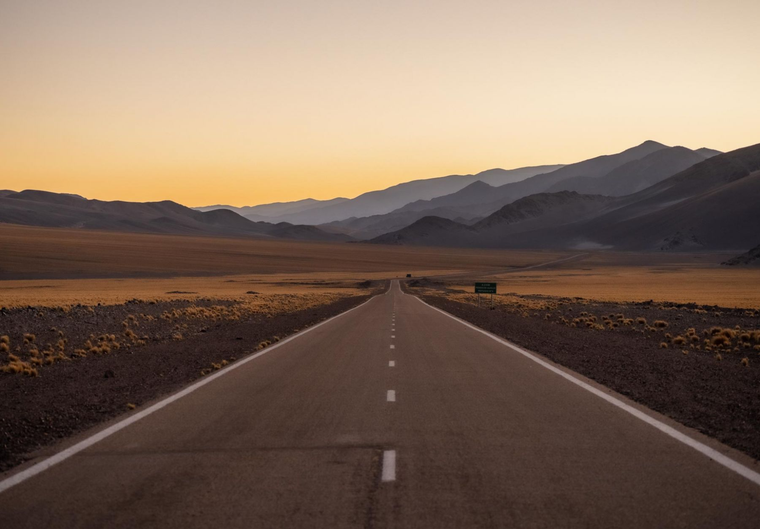La ruta avanza entre montañas y planicies de altura en uno de los tramos más imponentes de Catamarca.