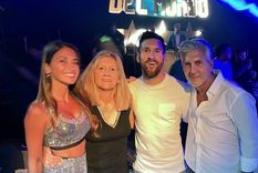Antonela Roccuzzo junto a Lionel Messi y los padres del capitán argentino, Jorge y Celia Antonela Roccuzzo junto a Lionel Messi y los padres del capitán argentino, Jorge y Celia