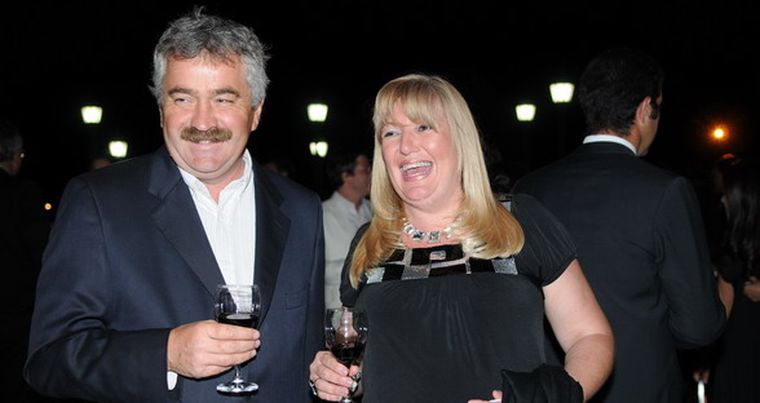 Arturo y Claudia Bertona se llevaron la Gran Medalla de Oro por su vino Monte Cinco Malbec OAK. Foto: Gerardo Gómez / MDZ