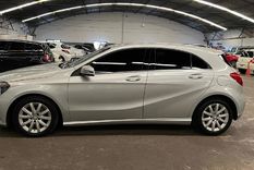 Los hombres ofrecían autos de alta gama usados