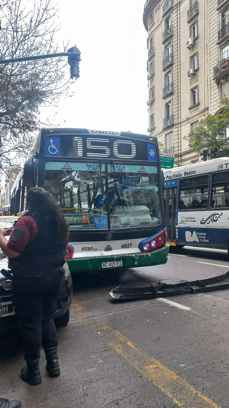 Caos vehicular en Santa Fe y 9 de Julio: dos colectivos chocaron y hay un operativo en la zona