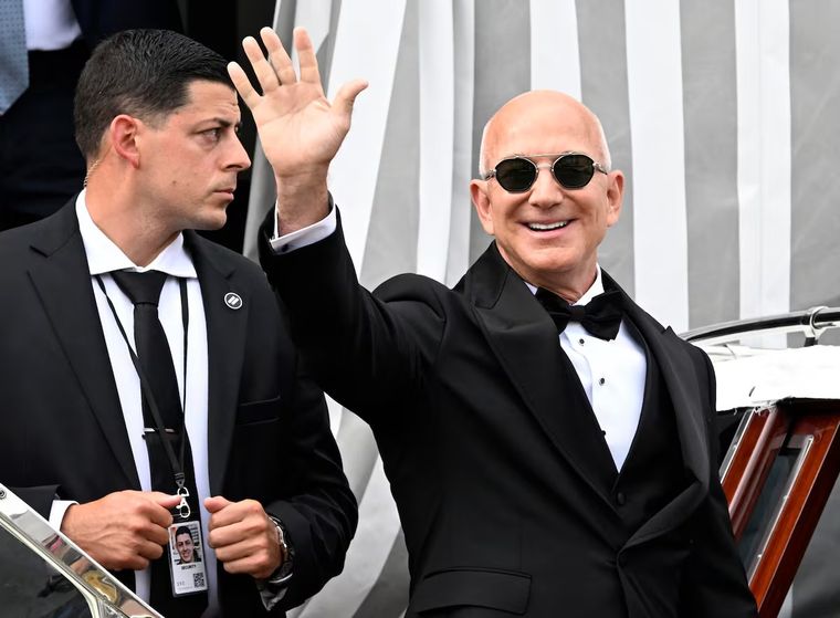 El fundador de Amazon, Jeff Bezos, saluda a la multitud al salir de su hotel en Venecia, Italia, el 27 de junio de 2025. Daniel Dal Zennaro/ EFE El fundador de Amazon, Jeff Bezos, saluda a la multitud al salir de su hotel en Venecia, Italia, el 27 de junio de 2025. Daniel Dal Zennaro/ EFE