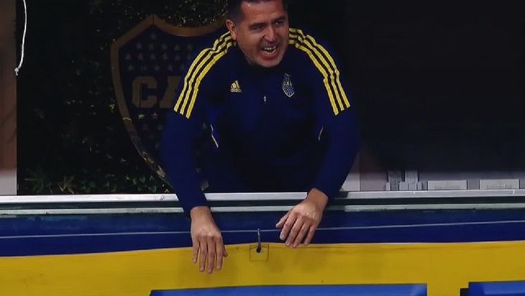 Riquelme y una imagen que no es tan común de ver.