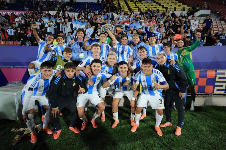 Los pibes de Diego Placente festejaron en la cancha con familiares e hinchas y luego en el vestuario hubo música y sueño de séptima estrella.
