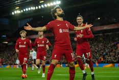 El gesto de Mohamed Salah con sus compañeros del Liverpool tras su polémica con Slot. Foto: EFE