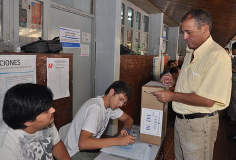 Luis Leiva votó en la escuela Vergara. Foto: Pachy Reynoso/ MDZ