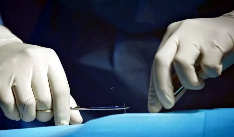 cirujano operación intervención quirúrgica Las operaciones ilegales para extraer los riñones suelen salir mal, en Pakistán. Foto: Efe.