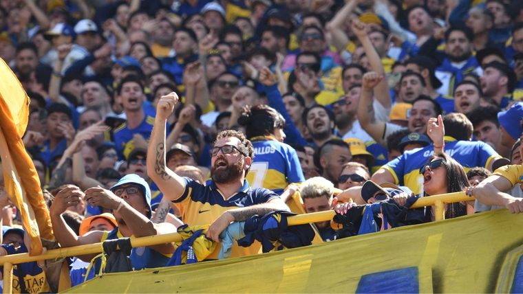 Los fanáticos apuntaron contra Merlos. Foto: Télam