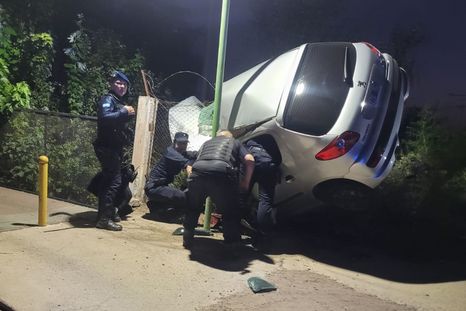 El automóvil impactó contra un poste. El automóvil impactó contra un poste.