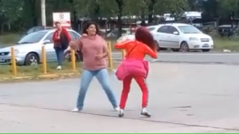 Una violenta pelea causó conmoción en la localidad bonaerense de Merlo. Las protagonistas fueron dos mujeres que salen con un mismo chofer de colectivo. Foto: Captura de video