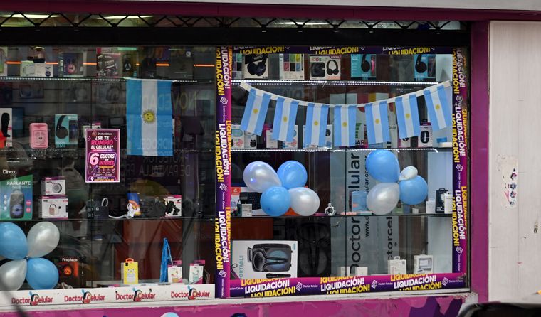 Muchos locales de la Ciudad de Mendoza permanecerán abiertos durante el partido de la Selección y buscarán que empleados y clientes puedan vivir la jornada sin afectar la atención. Muchos locales de la Ciudad de Mendoza permanecerán abiertos durante el partido de la Selección y buscarán que empleados y clientes puedan vivir la jornada sin afectar la atención.