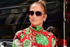 Jennifer López y Jessica Alba se unen usando un mismo pantalón blanco Foto: InStyle