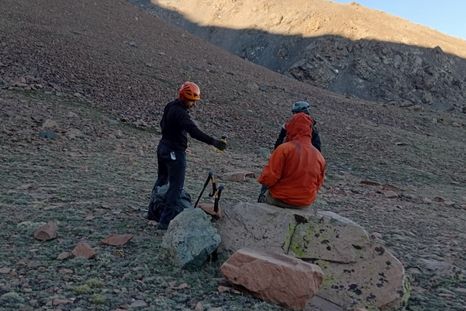 El turista fue rescatado tras una hora y media de trabajos de búsqueda en la zona del cerro San Bernardo. El turista fue rescatado tras una hora y media de trabajos de búsqueda en la zona del cerro San Bernardo.