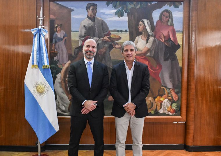 El ministro de Economía, Luis Caputo, junto al CEO de Uber,Dara Khosrowshahi.