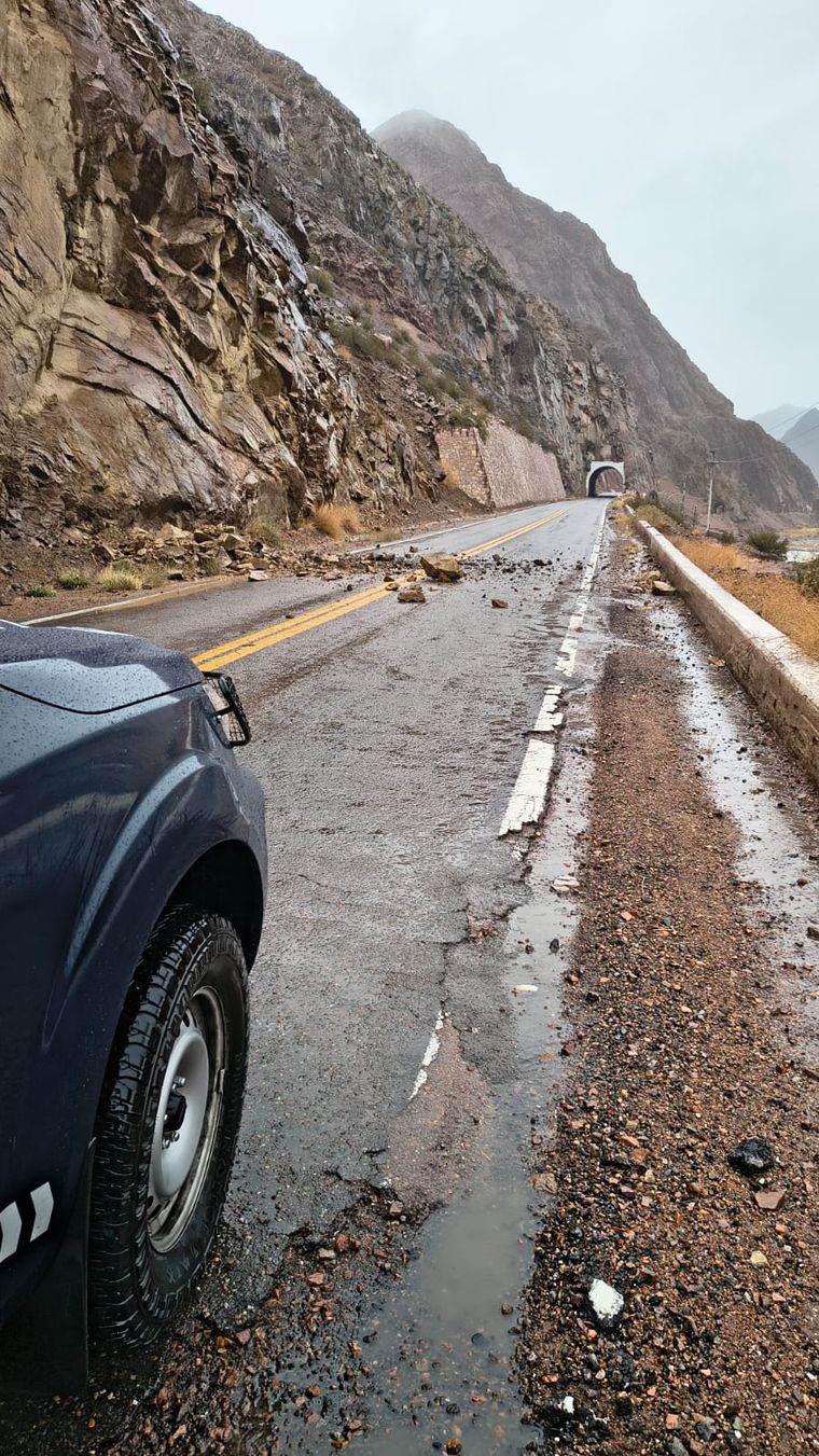 Personal de Gendarmería, Guardia Urbana y Bomberos interviene ante los derrumbes registrados en la Ruta 7, mientras esperan maquinaria vial.