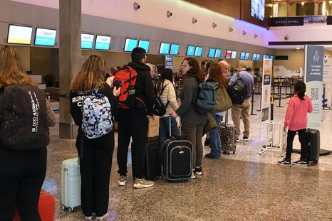 Pasajeros aguardan información tras las primeras cancelaciones (foto ilustrativa) Pasajeros aguardan información tras las primeras cancelaciones (foto ilustrativa)