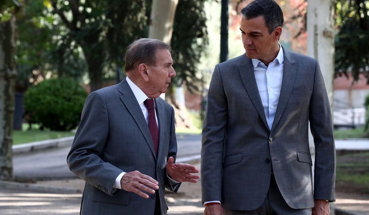 Edmundo González (i) y el presidente del Gobierno, Pedro Sánchez (d), se reúnen en el Palacio de la Moncloa. Foto: Dpa.