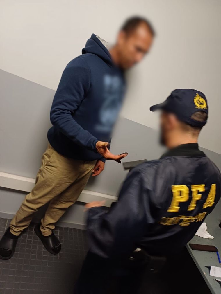 Extraditado desde España un hombre acusado de violencia de género y abuso sexual. Extraditado desde España un hombre acusado de violencia de género y abuso sexual.