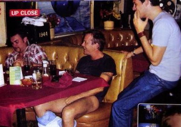 Así estaba Kiefer conversando con sus amigos. Foto: web