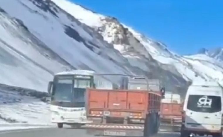 En las imágenes se ve cómo el micro tiene que esquivar a los camiones que vienen de frente Foto: Captura de pantalla