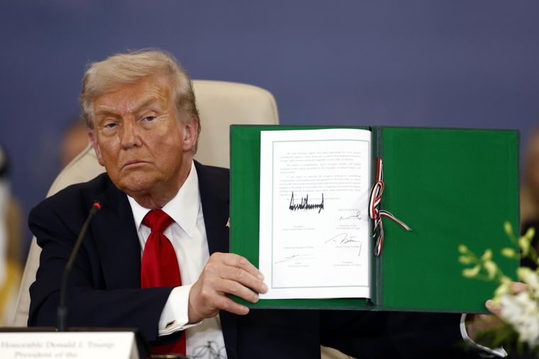La firma de Donald Trump en el acuerdo por la paz.