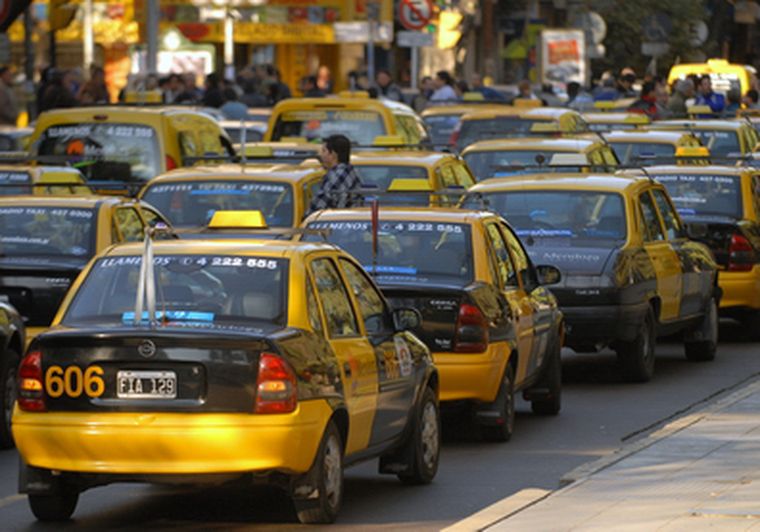 Los dueños de taxis quieren aumento. Foto: Nacho Gaffuri / MDZ