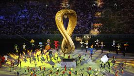 Artistas participan en la inauguración del Mundial de Fútbol Qatar 2022 en el estadio Al Bait en Al Khor (Catar).