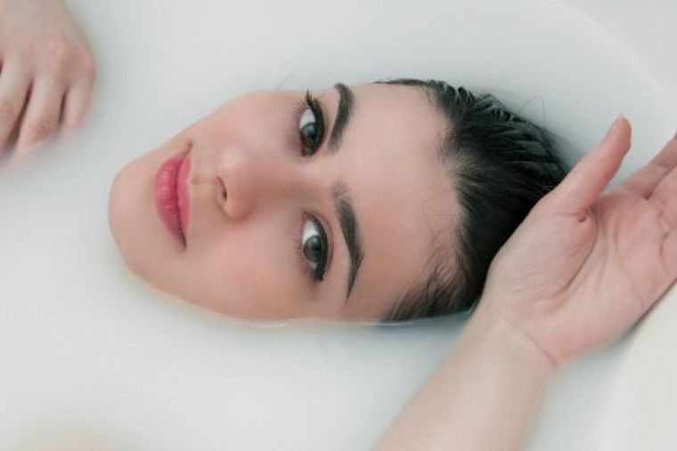 ¡Sorpréndete! los beneficios que tiene el uso de suero de leche para tener una piel de porcelana