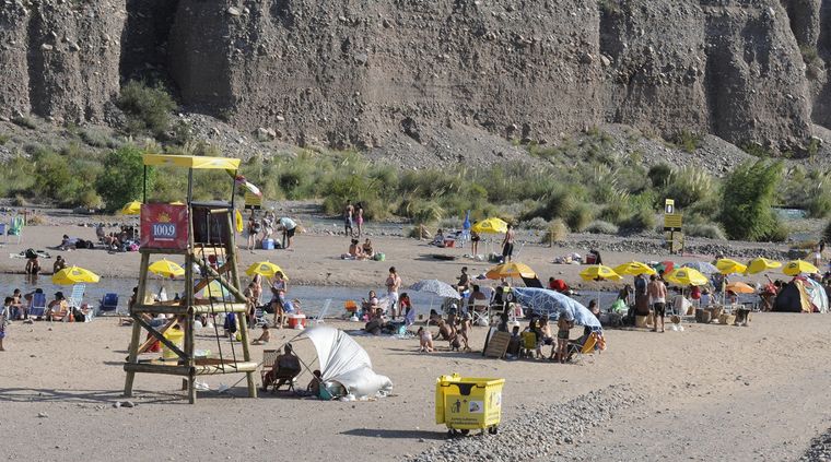 Tras la falta de lugares para refrescarse, muchos mendocinos se refrescan en canales de riego que resultan sumamente peligrosos.