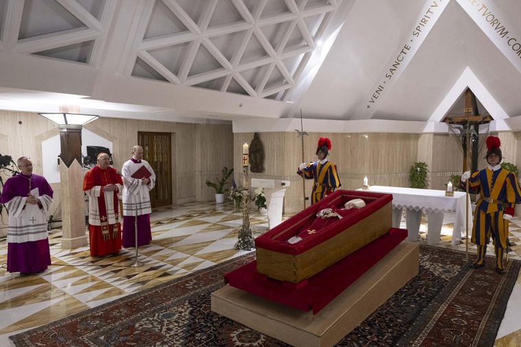 Este martes, el Vaticano publicó las primeras imágenes del féretro del Sumo Pontífice. Foto: EFE