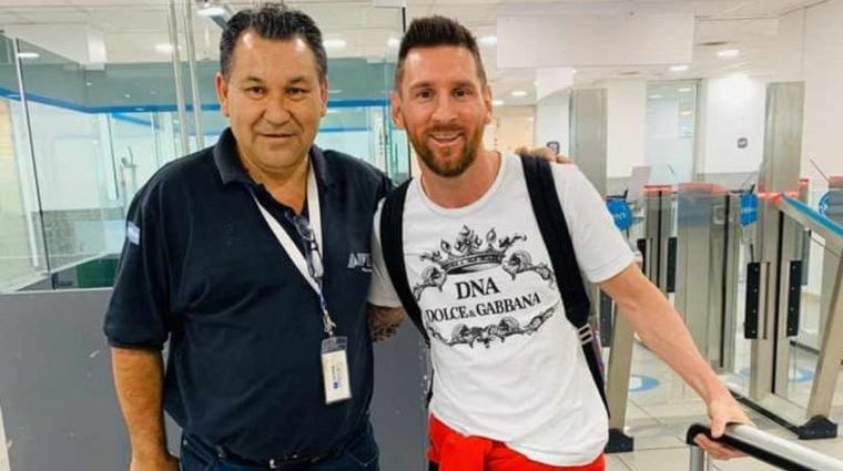 Messi accedió al pedido de una foto del empleado de la Aduana.