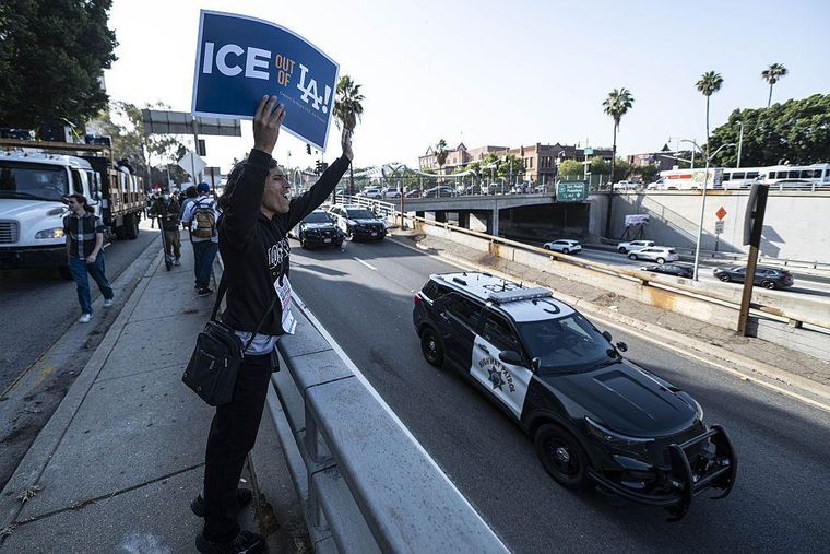 Los Ángeles vivió una segunda jornada de manifestaciones contra las redadas que persiguen a migrantes.