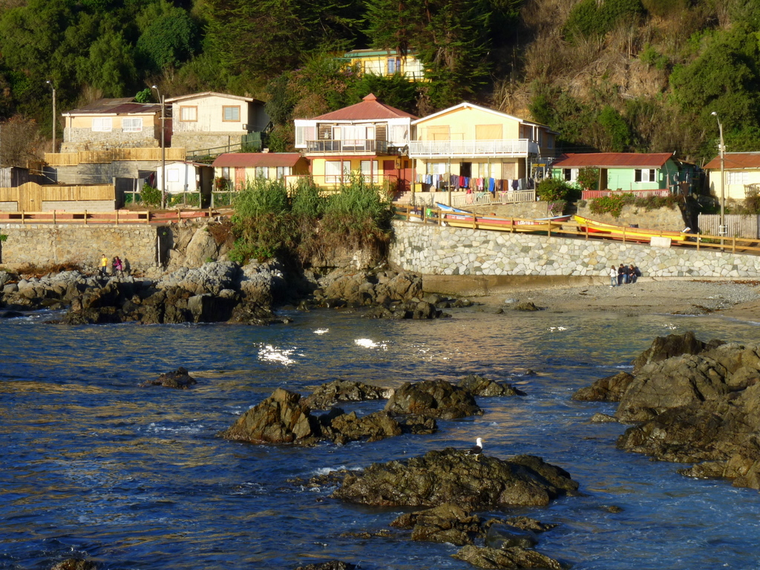 En el pueblo, las laderas y el mar abierto forman una de las postales más particulares de la costa de Valparaíso. En el pueblo, las laderas y el mar abierto forman una de las postales más particulares de la costa de Valparaíso.