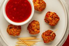 Las albóndigas de pollo van genial con un aderezo picante o con criolla cocida. Foto: Unsplash