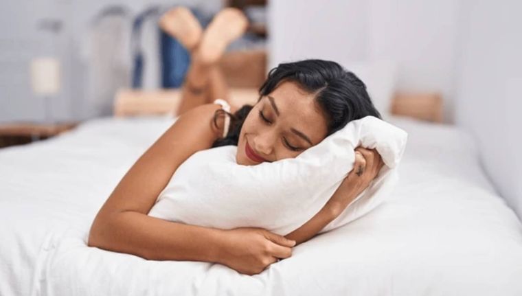 ¿Qué significa dormir abrazado a una almohada? (Shutterstock). Foto: Freepik