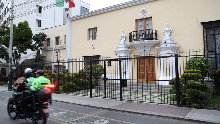 La fachada de la Embajada de México este lunes, en Lima.