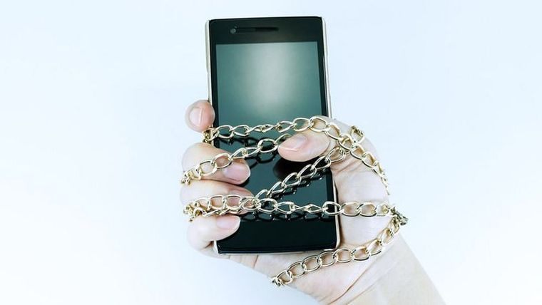 ¿Estás pendiente de tu móvil a cada rato? Foto: GETTY IMAGES