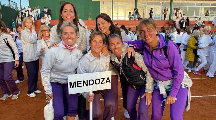Stella Degarbo, Ampuero Adela, Victoria Ortega, Mariela Martínez, Evangelina Tesón, Stella Rodríguez y Silvia Imperiale compitieron en Categoría +50 años. Foto: Gentileza