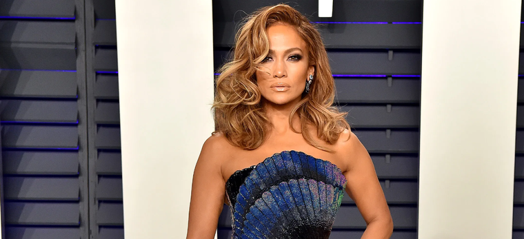 Jennifer Lopez Jennifer Lopez luce radiante. Está en su mejor momento, sin dudas. Foto: Vogue - vogue.mx