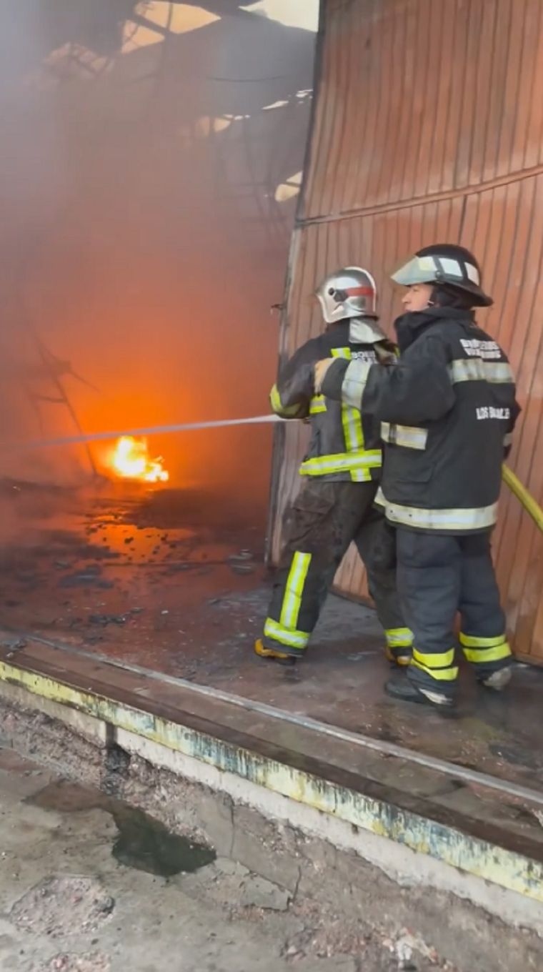 Bomberos intentan contener el fuego Foto: Archivo
