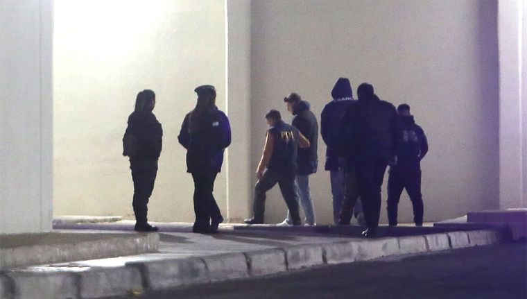 Así entraban a lugar donde quedaron detenidos los dos rugbiers franceses. Foto: MDZ