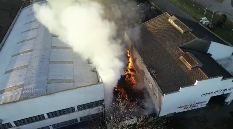 Así ardía en llamas el depósito en Mar del Plata Foto: Captura de video.